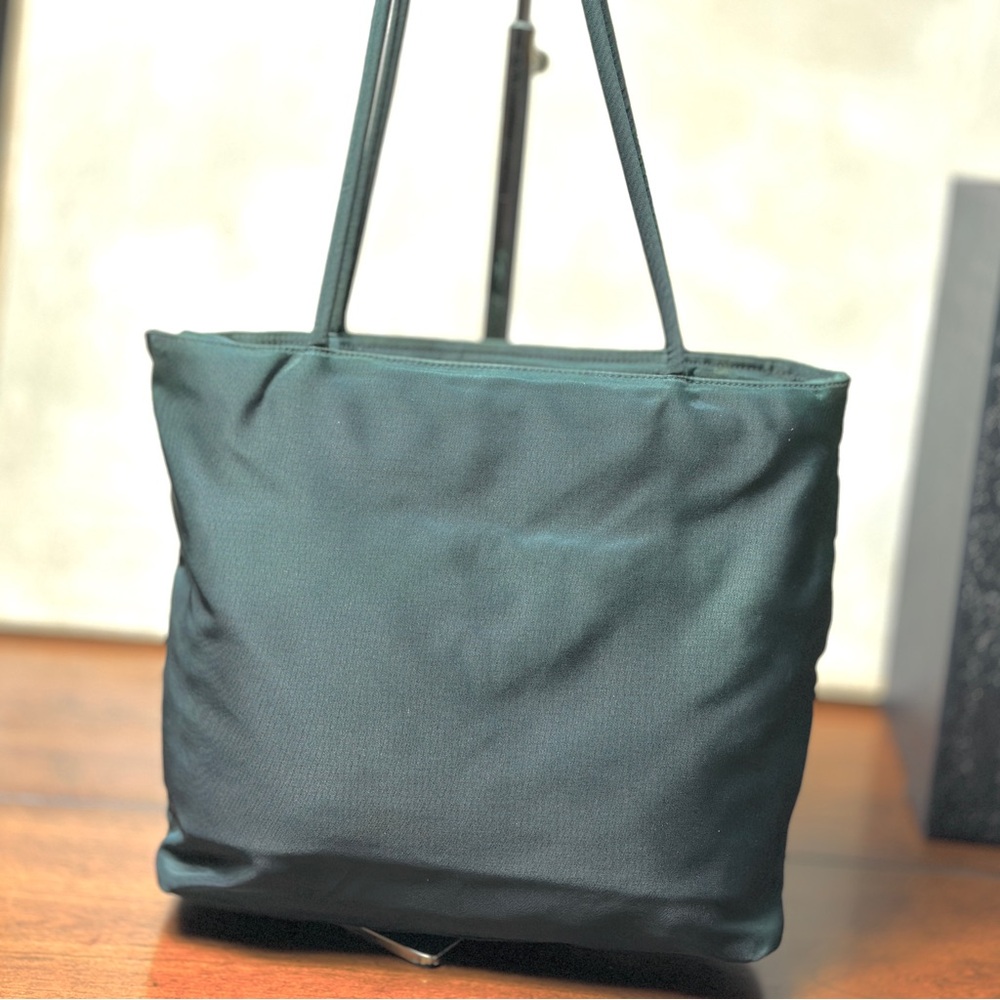 AUTHENTIC Prada tote/handbag. Color: Green. - Picture 10 of 16